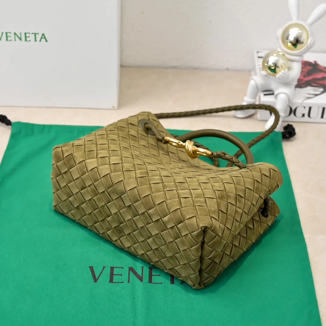 The 2024 new Andiamo batch 1920 BV has been shipped‼ ️Really popular🔥The new Andiamo woven handbag launched by Bottega Veneta this season is really popular all over the world! ! Celebrities at home and abroad have worn it, and Oscar-winning actress Michelle Yeoh has taken it out on the street. Song Jia, Trai Yara, Yu Feihong, Sanji Ayaka, Rosie Hunting-Whiteley, Yoshioka Riho, etc. have all picked up this bag. It is classic and versatile, showing off its temperament, and the bag capacity is also large, which is very convenient for daily commuting! ! A variety of carrying methods, the shoulder straps can be adjusted by yourself, the original lambskin feels soft and delicate, and the neutral style is created to break gender boundaries and bring a more practical and longer-lasting use experience. Andiamo, which has both elegant and casual styles, perfectly interprets the true appearance of "fashionable old money style". Style number: 7463 (suede) Size: 25*22*10.5cm